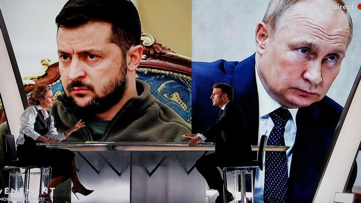 Президент Франции Эммануэль Макрон выступает во время интервью